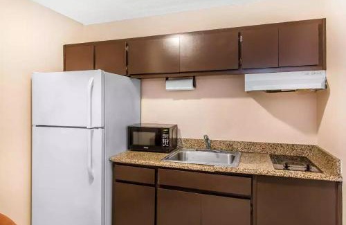 Flemington Hotel | Quality Inn Hinesville - Fort Stewart Area, Kitchenette Rooms - Pool - Guest Laundry