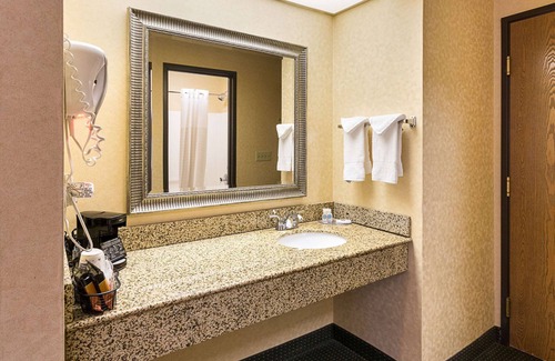 Parkersburg Hotel | Quality Inn Parkersburg North - Vienna
