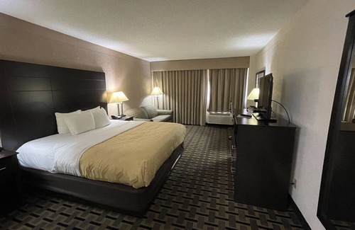 Queensgate Hotel | Quality Inn & Suites Cincinnati Downtown Area