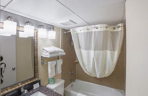 Queensgate Hotel | Quality Inn & Suites Cincinnati Downtown Area