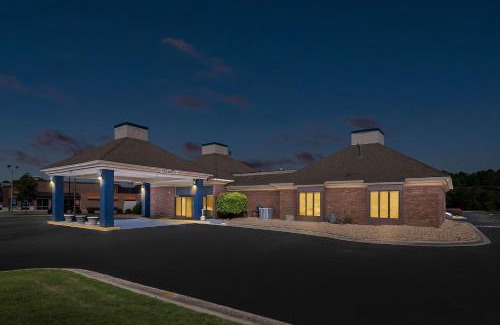Cape Fear Hotel | Quality Inn & Suites Fayetteville I-95