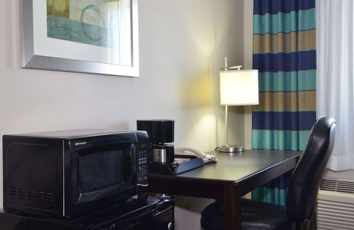 Kenedy Hotel | Quality Inn & Suites Kenedy - Karnes City