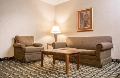 Batavia Hotel | Quality Inn & Suites Palm Island Indoor Waterpark