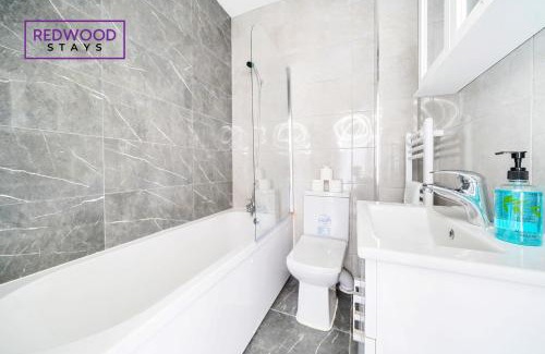 Rushmoor District Apartment | QUALITY SERVICED APARTMENTS IN ALDERSHOT TOWN CENTRE, FREE WiFi, ITS PERFECT FOR BUSINESS STAYS, FAMILIES, RELOCATIONS, EXTENDED STAYS, AND EMERGENCY ACCOMMODATION by REDWOOD STAYS