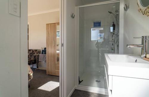 Raglan Cabin | QUARRY CABIN - spa, outside shower, new build, rural peaceful private setting