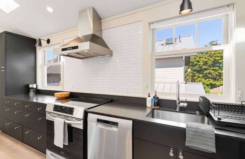 North Queen Anne House | Queen Anne 1BR DADU · Sleeps 4 · Private Entry + Full Kitchen