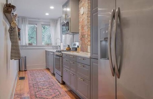Columbia Apartment | Queen Anne Victorian - Eclectic Apartment