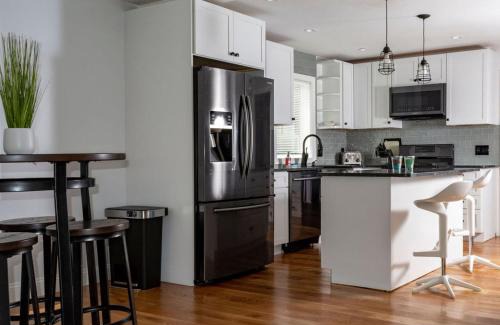 Stoneham House | Queen Bed - Boston - RM 2