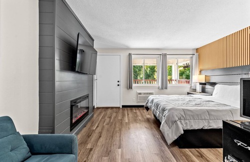 Marshfield Hotel | Queen Bed - Boutique Hotel - Near Beach