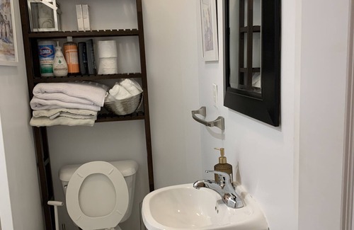 Earlscourt Apartment | Queen bedroom with ensuite bathroom