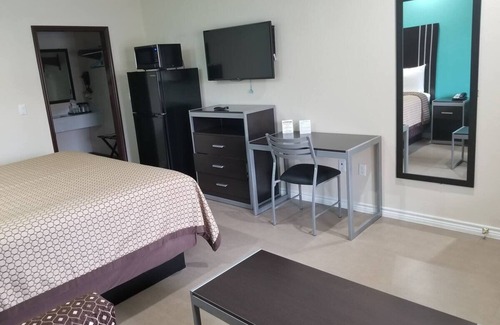 Bay City Hotel | Queen Bedroom with Kitchenette, Perfect for a Comfortable Stay in Bay City