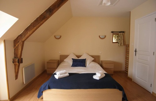 Les Champs-Geraux House | Queen-Family-Private Bathroom-Courtyard view