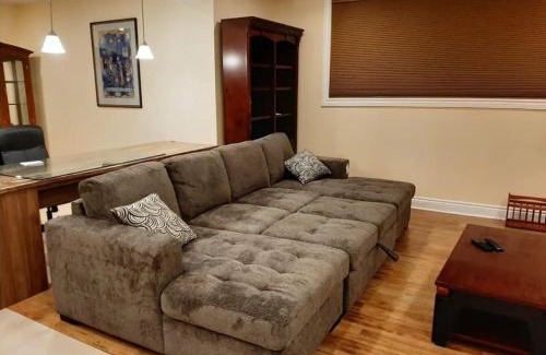 Ottawa Division Apartment | Queen guest apartment