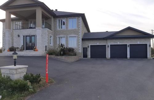 Ottawa Division Apartment | Queen guest apartment
