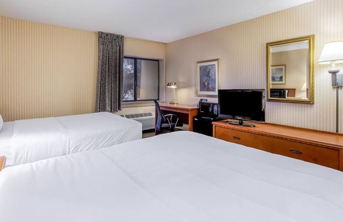 La Crosse Hotel | Queen Room With Two Queen Beds Non-Smoking