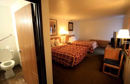 Roseville Hotel | Queen Room With Two Queen Beds Non-Smoking