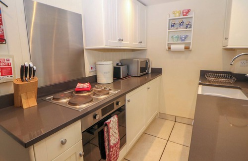 Tideswell Cottage | QUEEN'S COTTAGE, with open fire in Tideswell