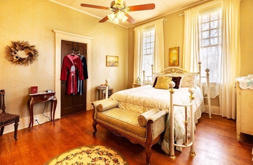 Gainesville Bed & Breakfast | Queen Size Suite with a shared Hallway Bath