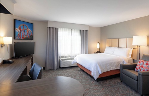 Anaheim Resort Hotel | Queen Studio Escape! 2 Unit Pet Friendly Stay w/Outdoor Pool, Steps to Disney!