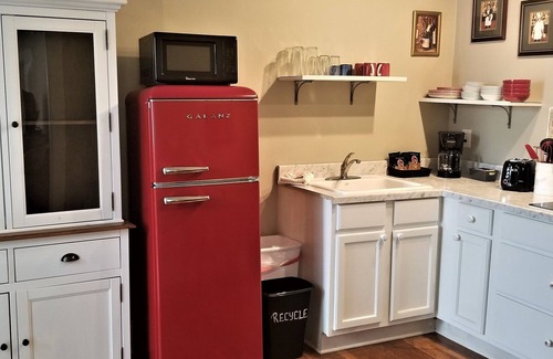 Central Gardens Apartment | Queen Studio with Kitchen, Front porch patio