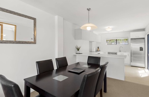 Queenstown Apartment | Queenstown Escape | Heated Pool & Stunning Lake Views | 2 Bedrooms
