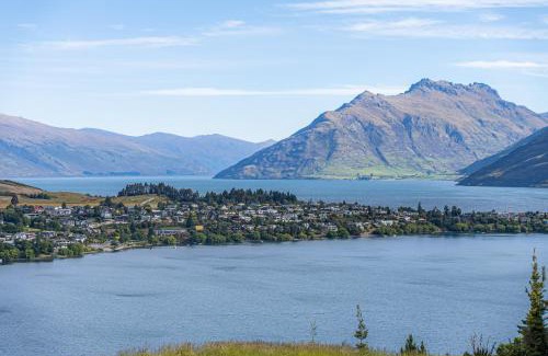Queenstown House | Queenstown Lake and Mountain View Retreat Free Wifi Free Street Parking