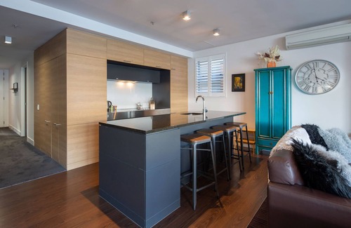 Frankton Apartment | Queenstown Lakefront – 3BR Apt, Balcony & Parking
