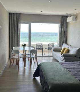 Quequen Apartment | Quequen frente al mar con pileta climatizada