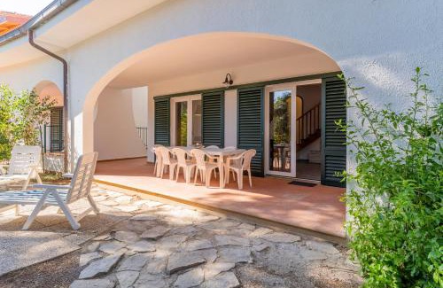 Quercianella Apartment | Quercianella Lovely Villa near the Sea W/Parking!