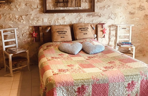 Fargues House | quercy stone guest rooms decorated with taste.
