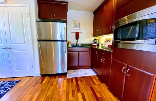 Laurel Park House | Quick and Easy Walk Downtown - Tons of Amenities