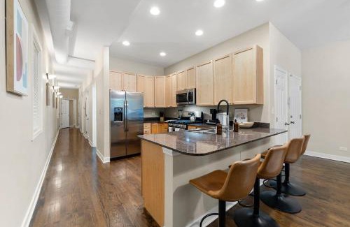 Tri-Taylor Apartment | Quick Drive to Downtown Chicago & Early Check-In