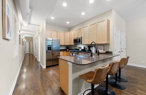 Tri-Taylor Apartment | Quick Drive to Downtown Chicago & Early Check-In