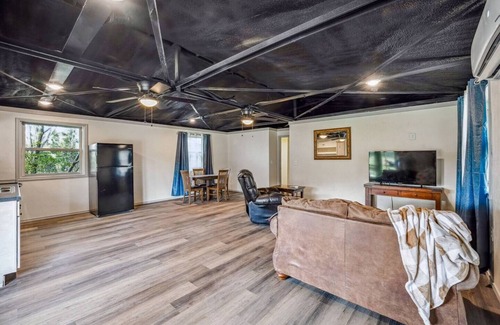 Paluxy Cabin | Quiet 1BR Cabin Near Stephenville Country Views