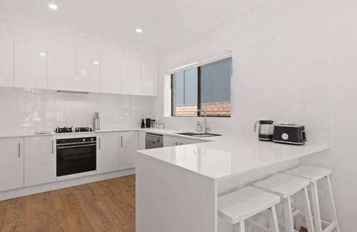 Glenelg South House | Quiet 2-Bed Retreat with Private Courtyard