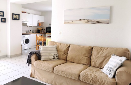 Carnac Apartment | Quiet, 3-room apartment with garden, Wi-Fi in residence with swimming pool (sleeps 4)
