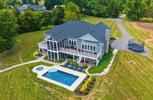Louisa House | Quiet 5 Acre Lake House Getaway in Lake Anna