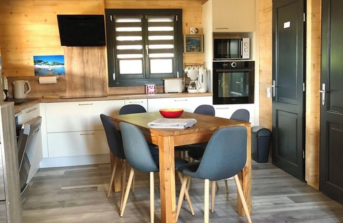 Sulniac Ski Chalet | Quiet accommodation for 6 people near Golfe du Morbihan, pets welcome