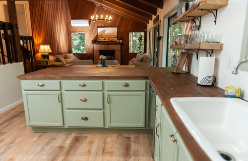 Sudden Valley Cabin | Quiet and cozy cabin, minutes to trailheads and Bellingham.