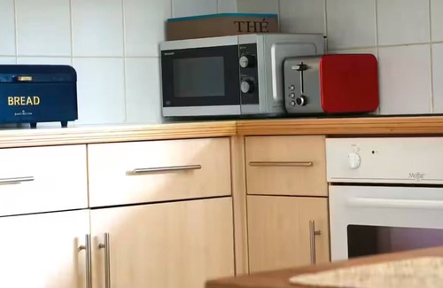 Woking Apartment | Quiet apartment. Basingstoke Canal. Centre. Few steps to Woking Station.