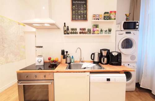 Charlottenburg Apartment | Quiet apartment near to Schloss Charlottenburg, Boxspring Beds, 2 BR with Extras