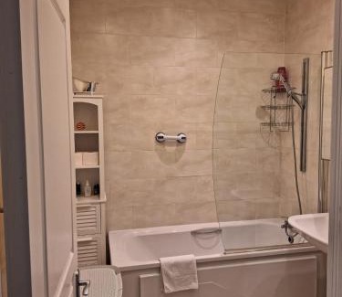 Malahide Apartment | Quiet & Bright Room