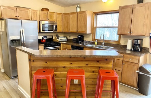 Albrightsville Cabin | Quiet Cabin Escape with hot tub for max 10 adult + kids