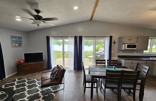 Tomahawk House | Quiet Cabin on the Shores of Tranquil Lake Mable