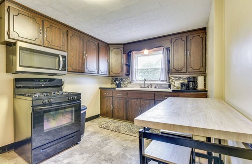 Cheektowaga House | Quiet Cheektowaga Retreat: 23 Mi to Niagara Falls!
