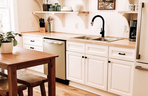 Colonial Beach House | Quiet Clean Cozy Whole Home Sleeps 8 ~ Walk to Water ~ Fast Wi-fi ~ Hike Nearby!