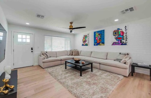 Melrose Village Villa | Quiet Contemporary Deluxe Estate 4BD/3BA: Old Town Scottsdale