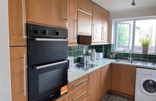 Crawley Apartment | Quiet & Cosy Near Gatwick