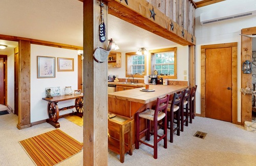 Groesbeck Cabin | Quiet country cabin with amazing views & access to stocked fishing ponds