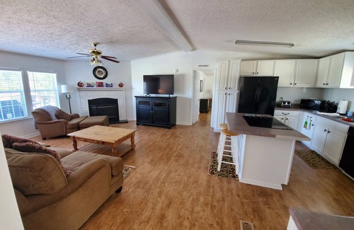 Aberdeen House | Quiet country living only minutes from town & golf.